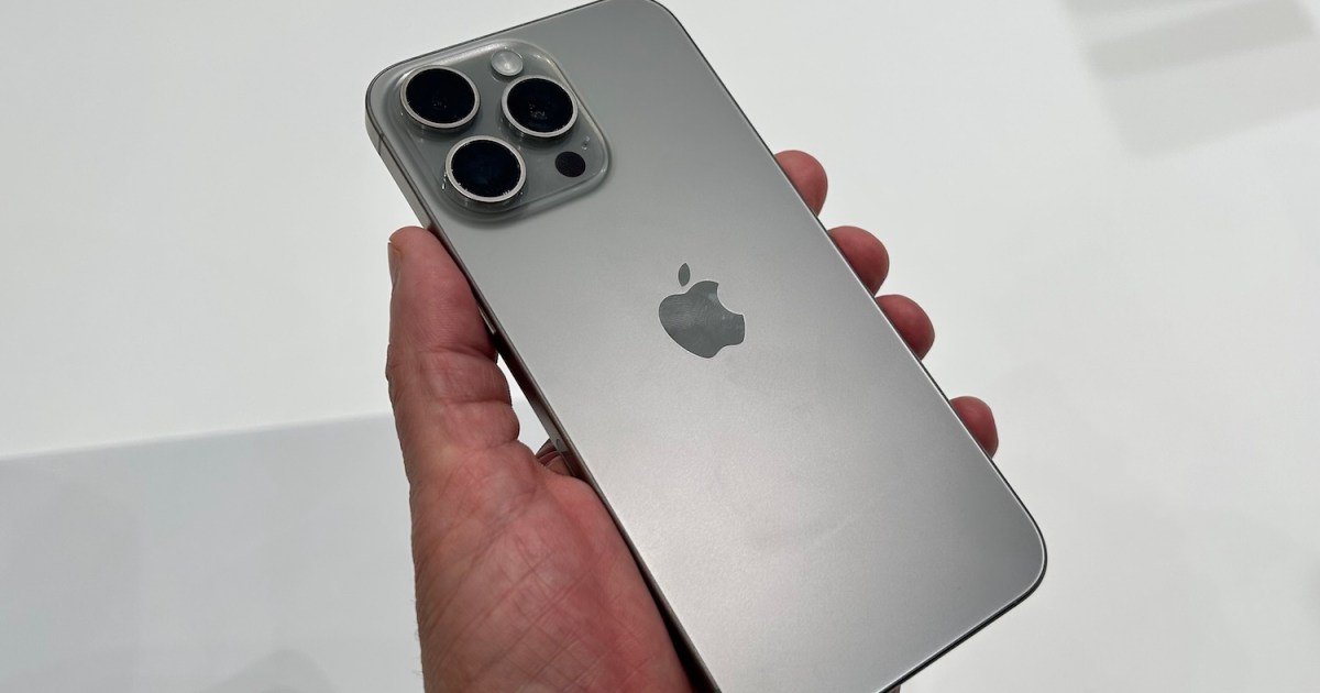 Una de las primeras pruebas de durabilidad del iPhone 15 Pro Max muestra  algo inaudito del