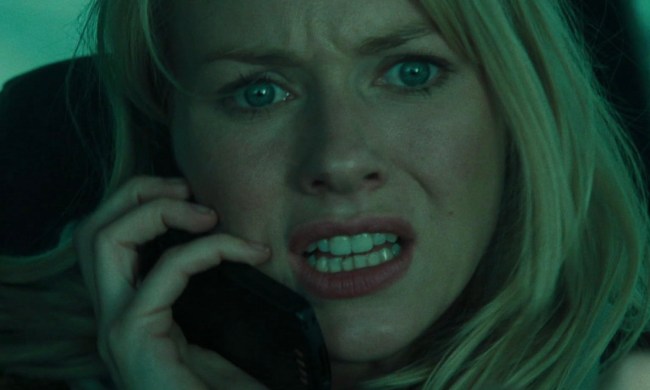 Naomi Watts con un teléfono en The Ring (2005).