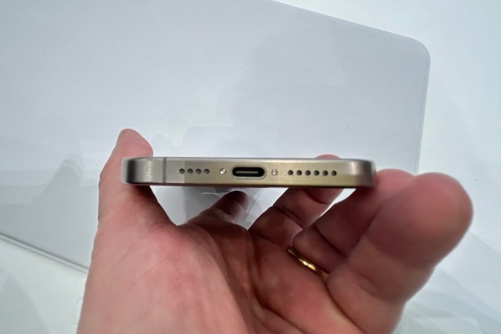 Puerto USB-C en iPhone 15 Pro Max.