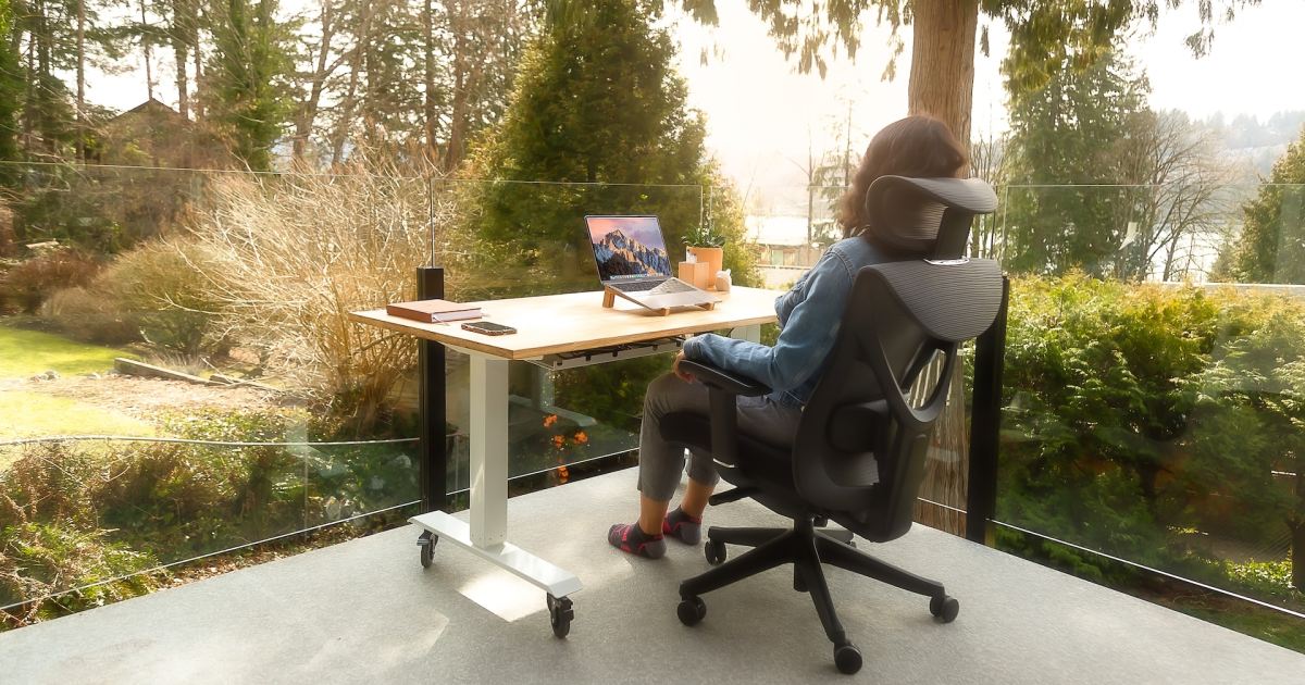 ¿Cómo sentarse correctamente en la silla frente al PC?