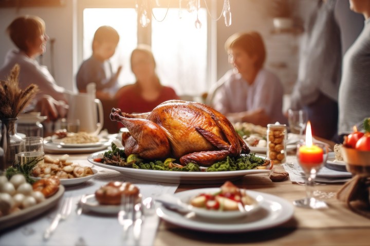 Cena de Thanksgiving con el clásico pavo – Calendario de días festivos de 2023 en Estados Unidos.