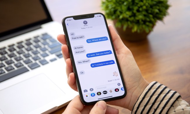 usar imessage en android woman hand holding iphone x with social networking service
