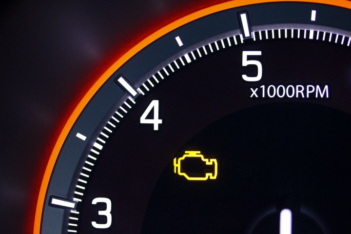 10 razones por las que se enciende la luz de Check Engine en tu auto.