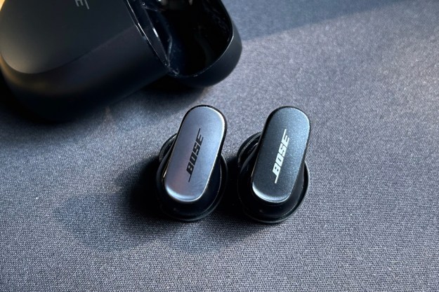 Los audífonos Bose QuietComfort Ultra Earbuds y Bose QuietComfort Earbuds II.