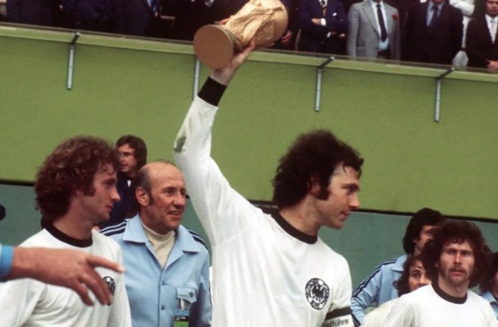 Franz Beckenbauer levanta la copa del Mundo