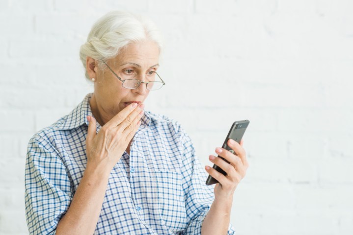 Abuela usando un celular-cara sorprendida