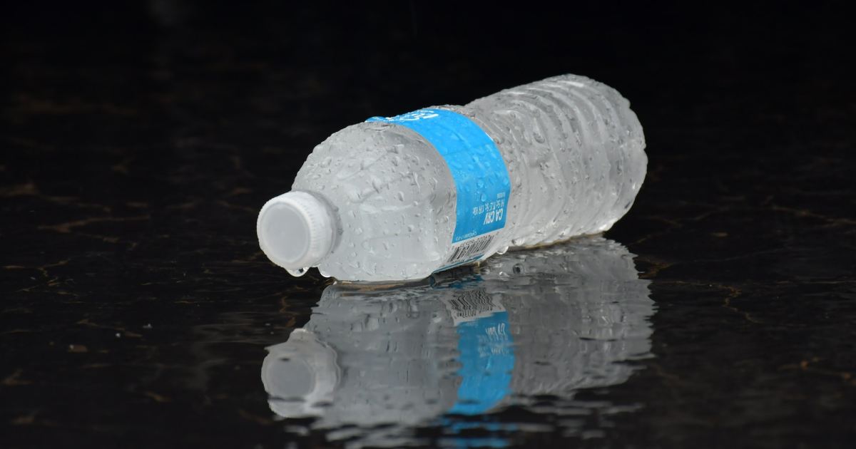 Los peligros del agua embotellada - Agua Sin Plástico