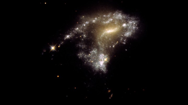 La galaxia AM-1054-325 vista por el telescopio espacial Hubble.
