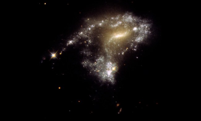 La galaxia AM-1054-325 vista por el telescopio espacial Hubble.