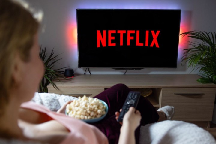 Una persona viendo Netflix en su televisor comiendo palomitas de maíz.