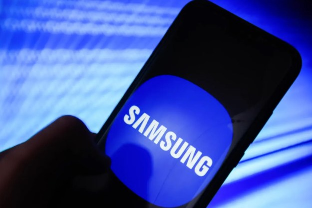 Un celular Samsung con el logo de la compañía.