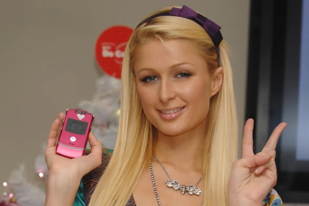 Paris Hilton con un celular Motorola Razr V3 rosado.