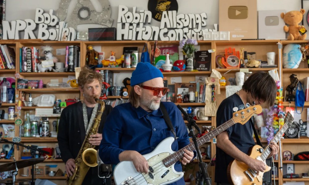 La banda The Smile tocando en vivo en el programa Tiny Desk de la radio NPR.