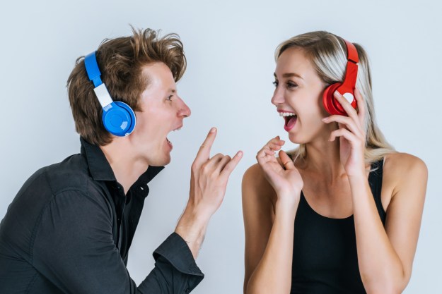 Una pareja escuchando música con audífonos