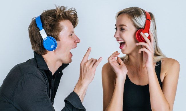 Una pareja escuchando música con audífonos