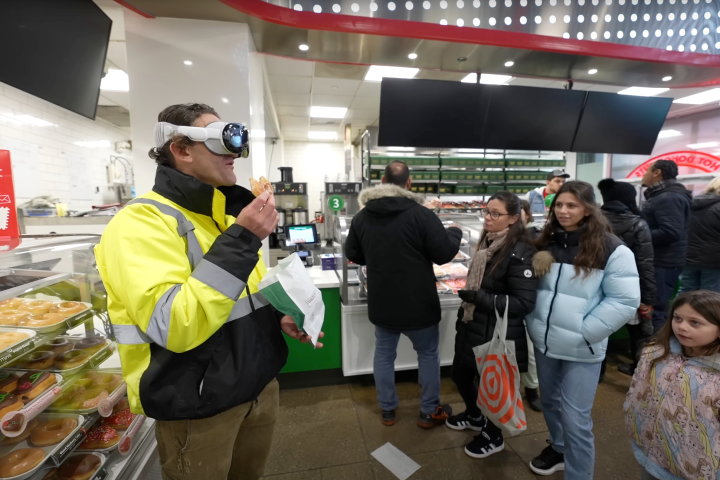 Casey Neistat con un Apple Vision Pro en una tienda de Nueva York.