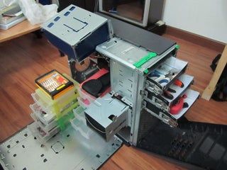 Una caja de herramientas hecha con un gabinete de PC.