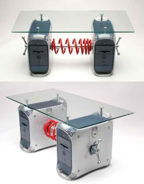 Una mesa hecho con gabinetes de PC.