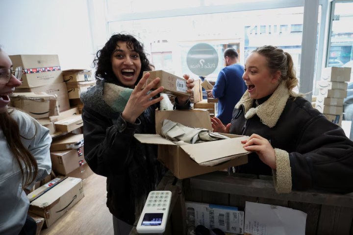 Clientes abriendo los paquetes perdidos de Amazon que compraron en la tienda de Bruselas "Pile ou Face".  