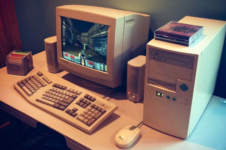 Un computador de los 90 ejecutando el juego Doom.