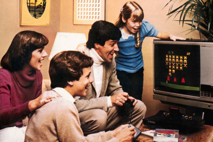 Una familia jugando Atari 2600 en 1978.