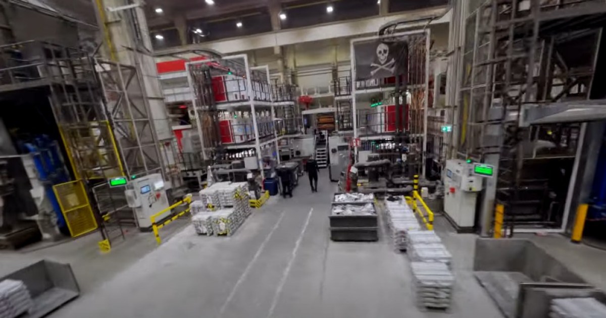 Vuela a través de la Gigafactory Berlín de Tesla en este épico video