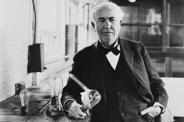 Thomas Edison y la bombilla eléctrica.