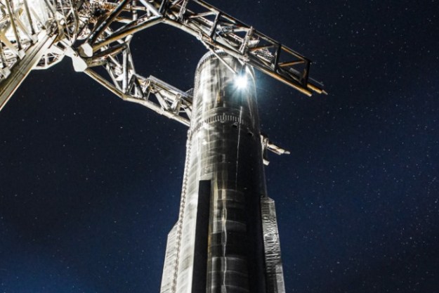 spacex impresionante foto nocturna propulsor super heavy cohete