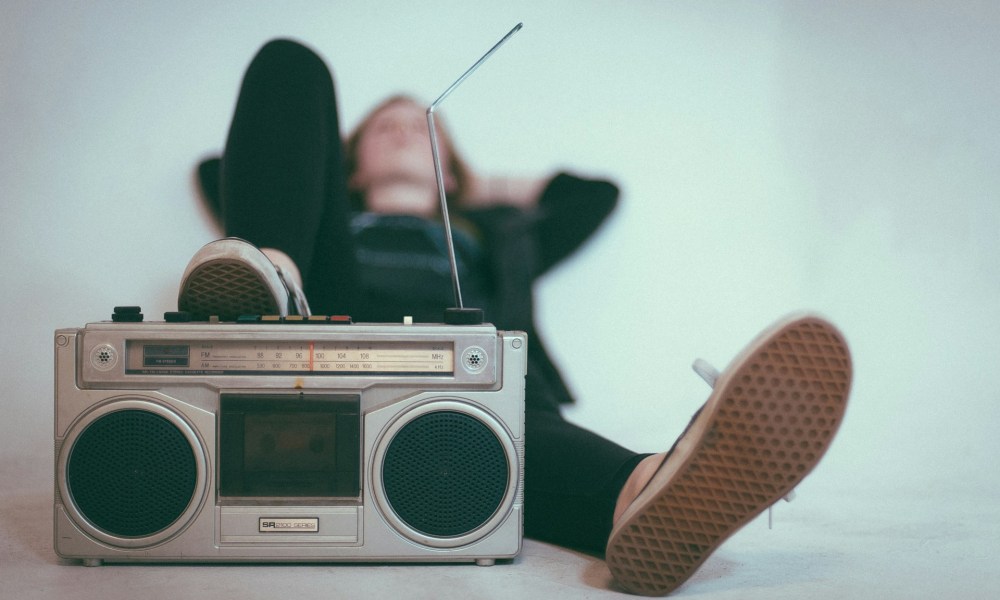 Una mujer escuchando radio.