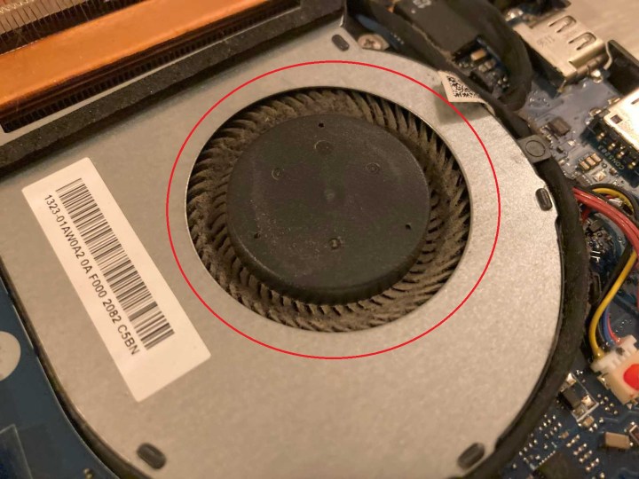 El ventilador de una laptop lleno de polvo.
