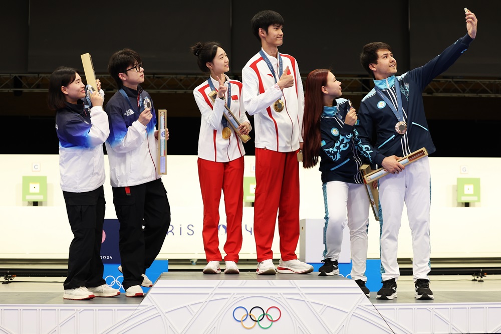 samsung medallas juegos olimpicos paris 2024 mobile galaxy z flip6 olympic edition olympics victory selfie main1 b