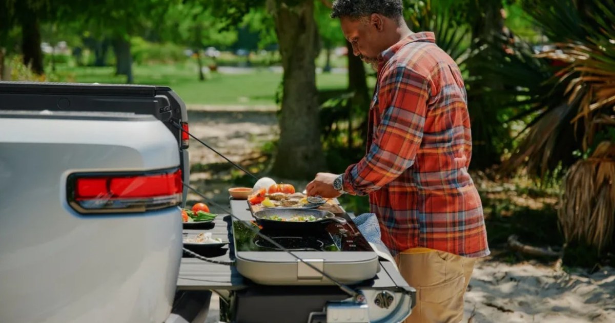 Esta camioneta eléctrica tiene una cocina impecable