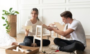 Una pareja montando una silla de bricolaje desde cero.