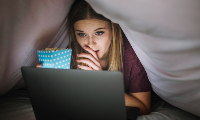 Mujer viendo videos de terror en YouTube.