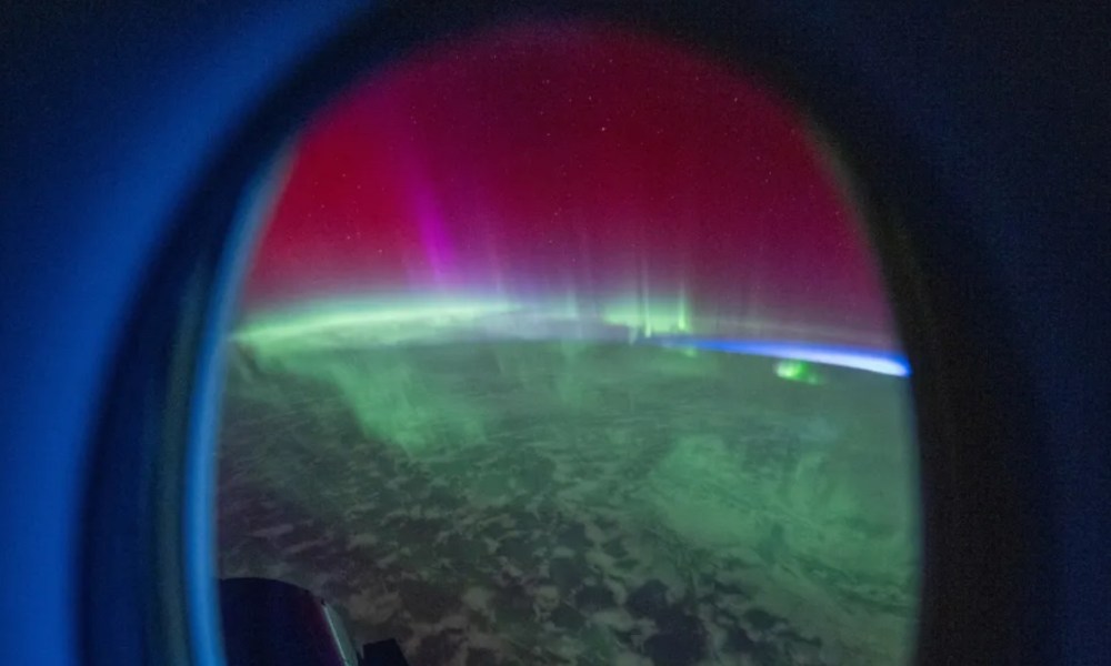 astronauta disfruta vista mundo aurora 6c8c14