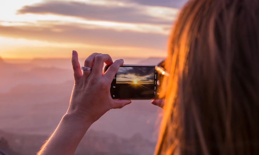 Mujer tomando una foto en su celular