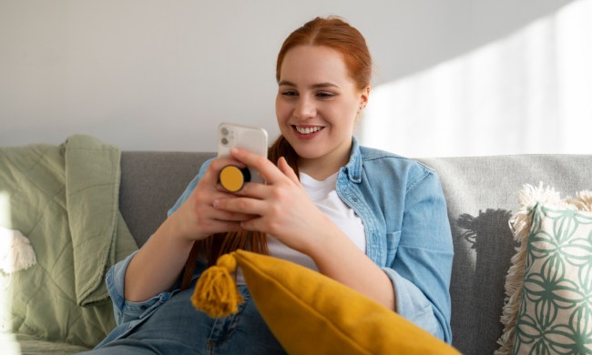 Mujer sosteniendo el teléfono Aplicaciones Android