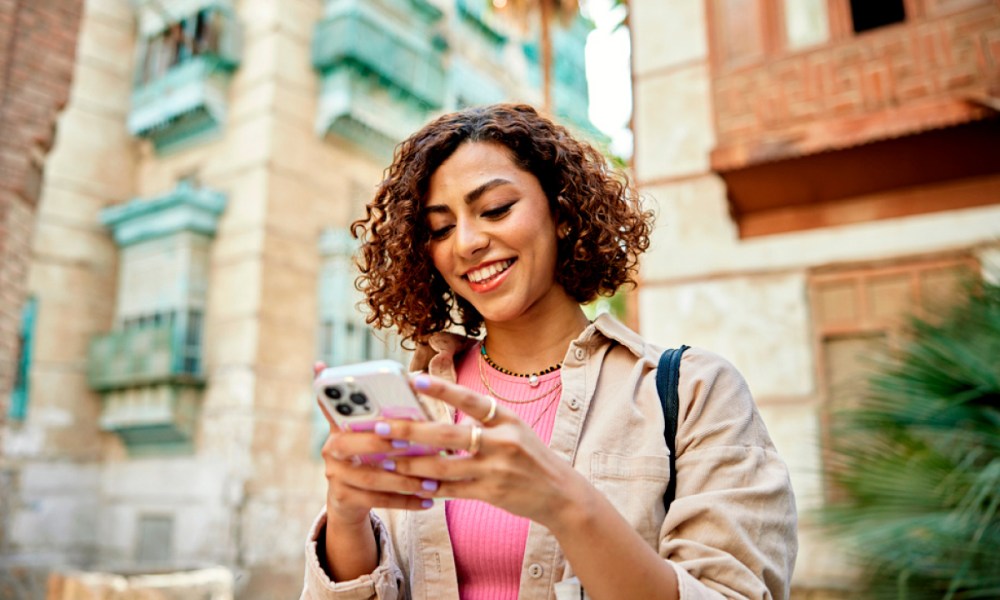 Mujer sosteniendo el teléfono Aplicaciones iPhone