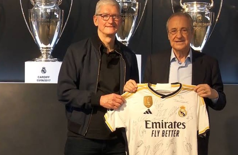 Tim Cook sostiene una camiseta del Real Madrid junto a Florentino Pérez