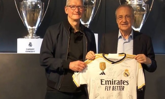 Tim Cook sostiene una camiseta del Real Madrid junto a Florentino Pérez