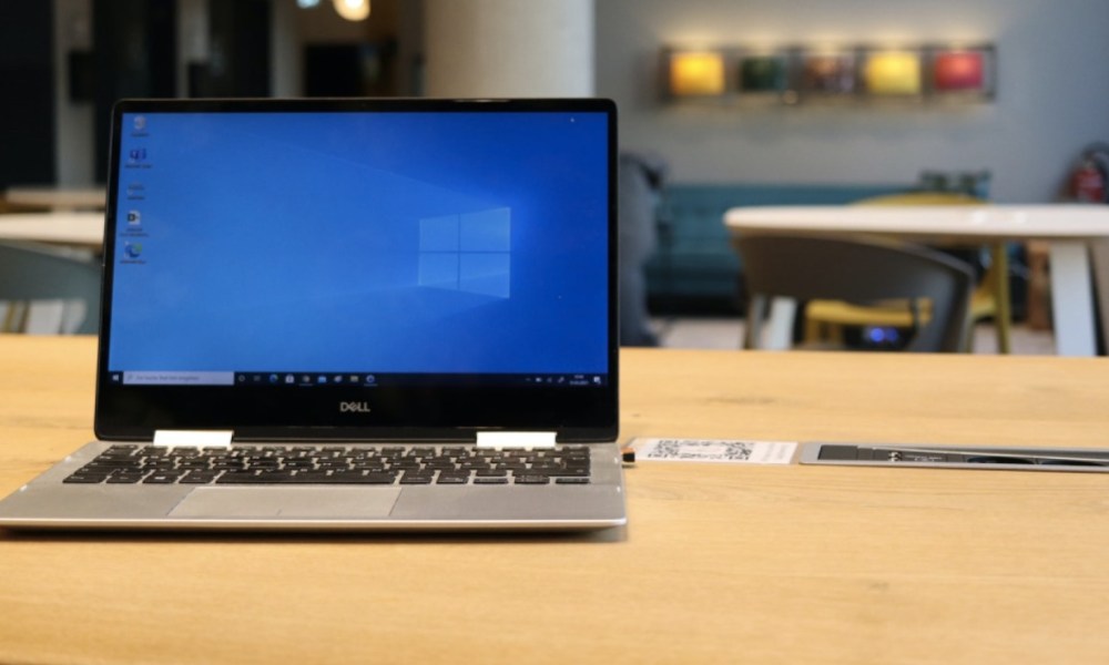 Laptop con Windows 11 en una mesa